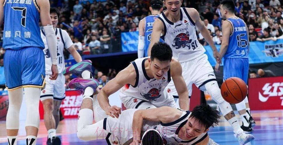 绝杀北京更衣室!山东全员欢呼拥抱,陈林坚扭屁股,郭凯一语逗乐 绝杀北京更衣室!山东全员欢呼拥抱,陈林坚扭屁股,郭凯一语逗乐