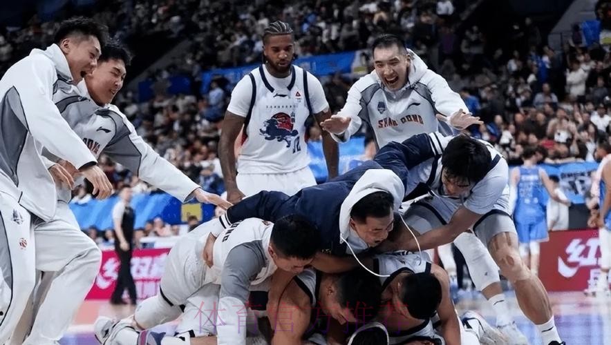 绝杀北京更衣室!山东全员欢呼拥抱,陈林坚扭屁股,郭凯一语逗乐 绝杀北京更衣室!山东全员欢呼拥抱,陈林坚扭屁股,郭凯一语逗乐